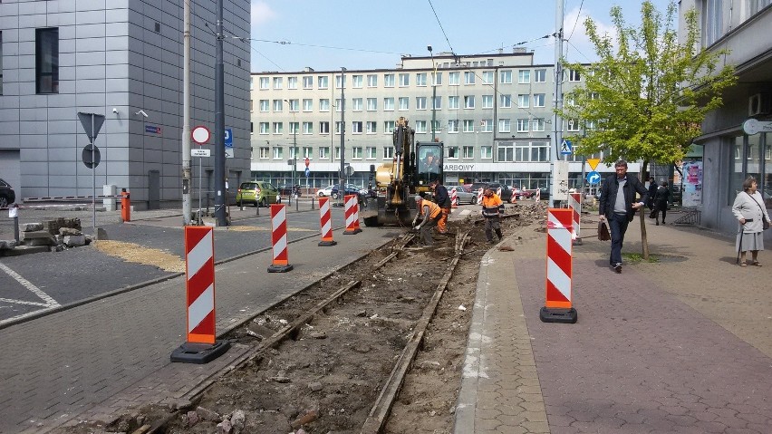 Sosnowiec: zwężenie na wylocie ul. Małachowskiego. Remontują tory [ZDJĘCIA]