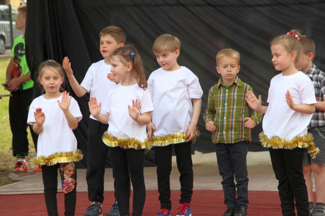 Dzieciaki pokazały swoje zdolności piosenkarskie, taneczne, ku radości rodziców, którzy bardzo przeżywali występy swoich pociech.