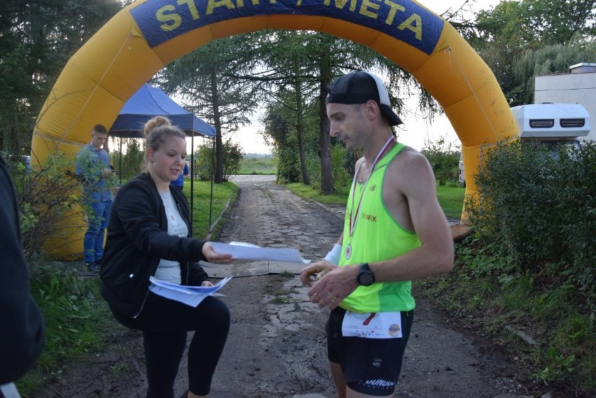 Biegli w pobiednickim półmaratonie, żeby pomóc zarobić na leczenie dla chorych osób [ZDJĘCIA]