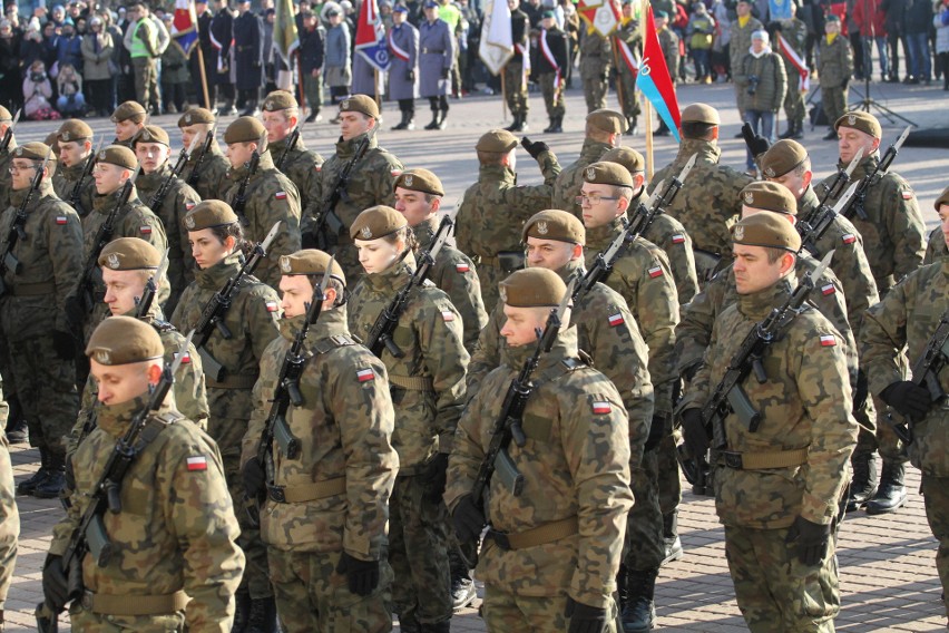 Na Placu Bartosza Głowackiego w Tarnobrzegu  „Terytorialsi” wypowiedzieli rotę przysięgi wojskowej. Było bardzo uroczyście (duzo zdjęć)