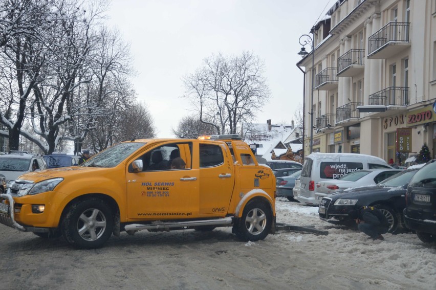 Zakopane. Brakuje miejsc parkingowych. Usuwają źle zaparkowane auta [ZDJĘCIA]