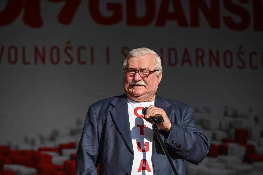 Któremu klubowi kibicuje Lech Wałęsa? Były prezydent pozuje z koszulką Realu Madryt [zdjęcia]