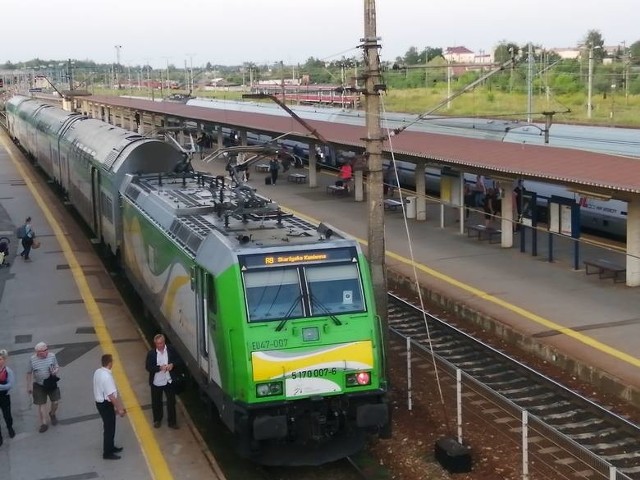 Czas przejazdu ze stacji kolejowej w Skarżysku Kamiennej (na zdjęciu) do Kozłowa skróci się do 1 godziny i 15 minut.