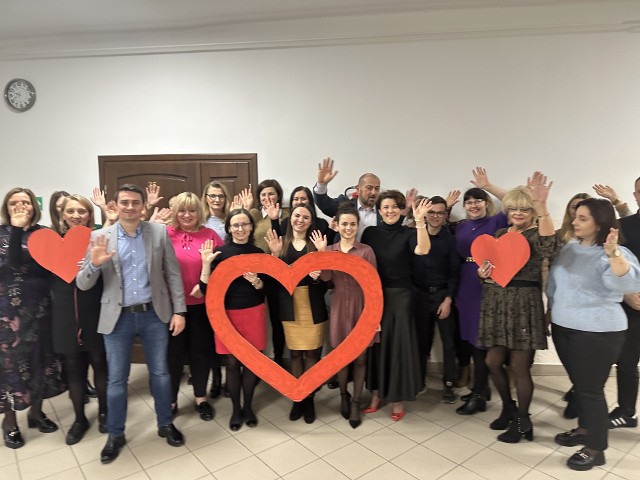 Wydarzenie organizowane przez Zespół Placówek Oświatowych w Koprzywnicy wspiera wiele osób, w tym pracownicy Urzędu Miasta w Koprzywnicy i burmistrz Aleksandra Klubińska.