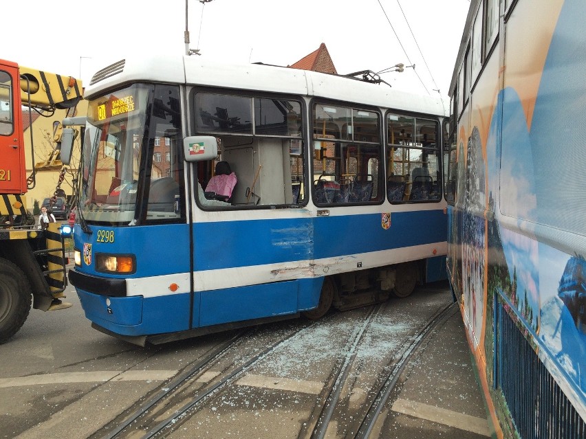 Wrocław: Zderzenie dwóch tramwajów przy pl. Wróblewskiego. Były duże utrudnienia (ZDJĘCIA)