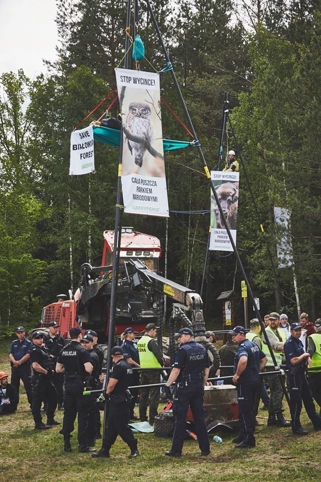 Policja zgromadzonych wylegitymowała i poprosiła o stawienie...