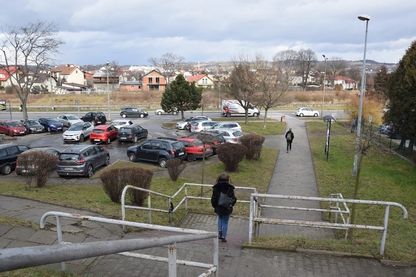 Nowy Sącz. Wyremontują parking przy Bulwarze Narwiku, ale będzie płatny. Przez 10 lat zarządzać nim będzie prywatna firma [ZDJĘCIA]