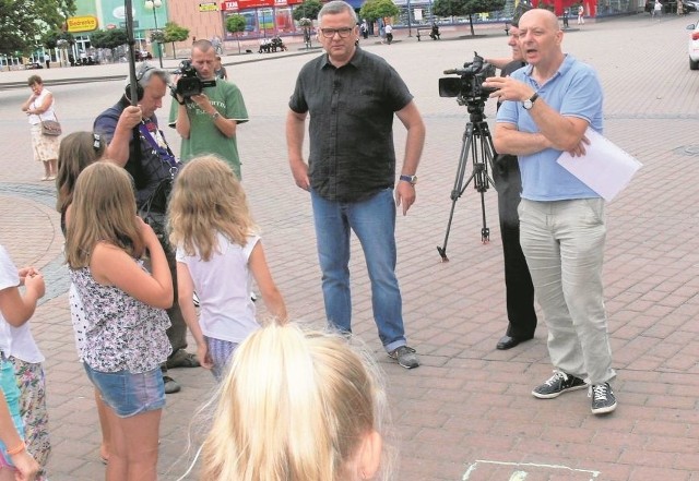 Na Placu Bartosza Głowackiego wraz z Arturem Andrusem wejście miały dzieci i młodzież. Były wiersze Stanisława Jachowicza i piosenka o Bartoszu.