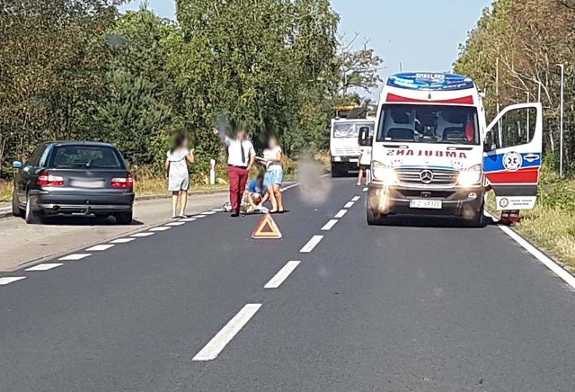 Do potrącenia doszło w środę, 8 sierpnia, w Ochli, dzielnicy Zielonej Góry. Mężczyzna najprawdopodobniej wyszedł zza autobusu.Potrącony mężczyzna upadł na jezdnię. Świadkowie wezwali na miejsce karetkę pogotowia ratunkowego. Dojechała również zielonogórska policja.Potrącony mężczyzna został zabrany do szpitala.Zobacz też wideo: Niebezpieczny manewr kierowcy ciężarówki na autostradzie A2 w Lubuskiem