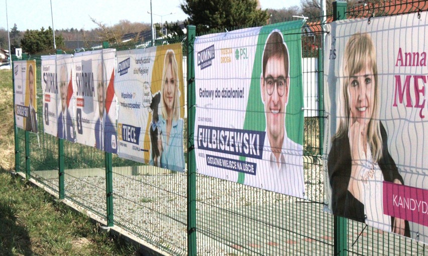 W całym mieście można zobaczyć plakaty wyborcze kandydatów w...