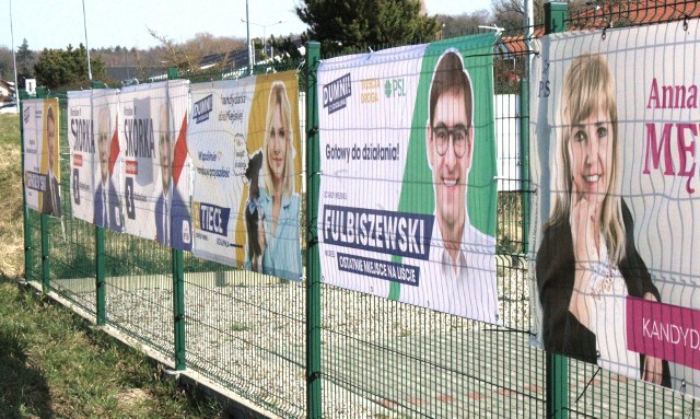 W całym mieście można zobaczyć plakaty wyborcze kandydatów w nadchodzących wyborach samorządowych.