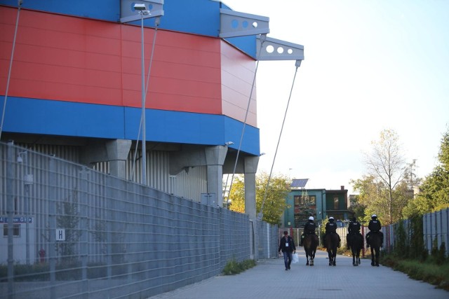 W sobotę porządku przy stadionie Piasta Gliwice pilnowali m.in. policjanci na koniach.