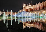 Kraków. Krakowski Rynek Główny w lustrzanym odbiciu wieczorową porą  [ZDJĘCIA]