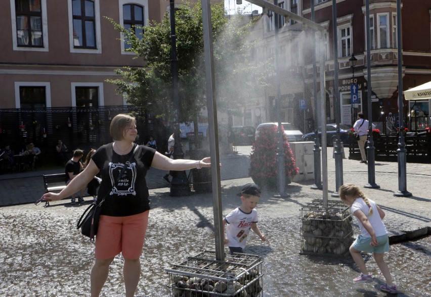 Zraszacze są wielką atrakcją dla najmłodszych, ale nie tylko...