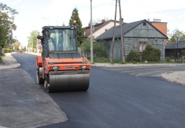 Na ulicy Długojowskiej na Glinicach w środę jeszcze trwały ostatnie szlify. Robotnicy równali między innymi asfalt.