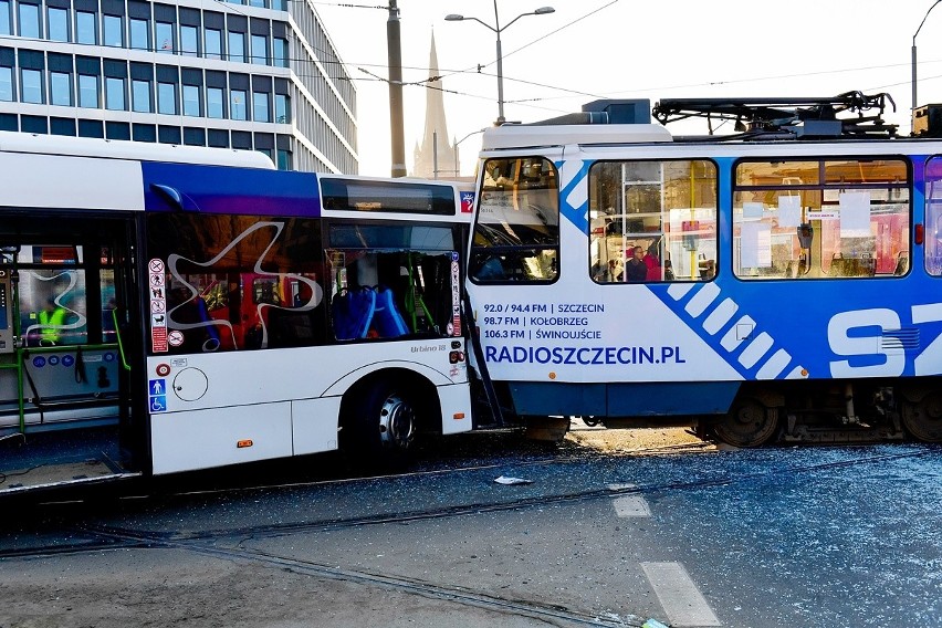 Wypadek na Bramie Portowej w Szczecinie: zderzenie tramwaju...