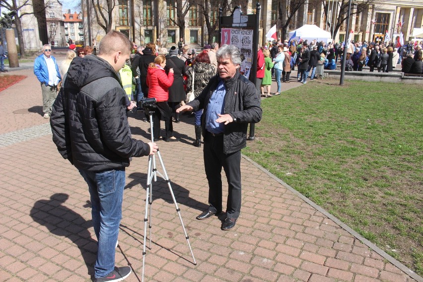 Działacze i sympatycy KOD manifestują w Katowicach na placu...