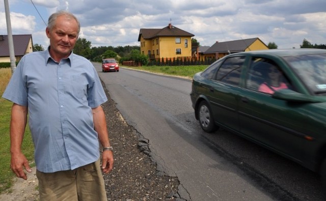 - Czekamy już od siedmiu lat na zrobienie chodnika lub chociaż pobocza dla pieszych - mówi Henryk Grzebiela, sołtys Rozterku.