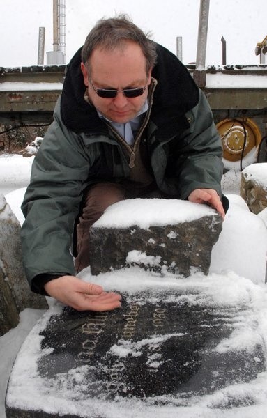 Kilkadziesiąt tablic nagrobnych z byłego ewangelickiego cmentarza od 2006 r. leży na terenie firmy Poraj Wawrzyńca Zielińskiego. Po zimie trafią do lapidarium.