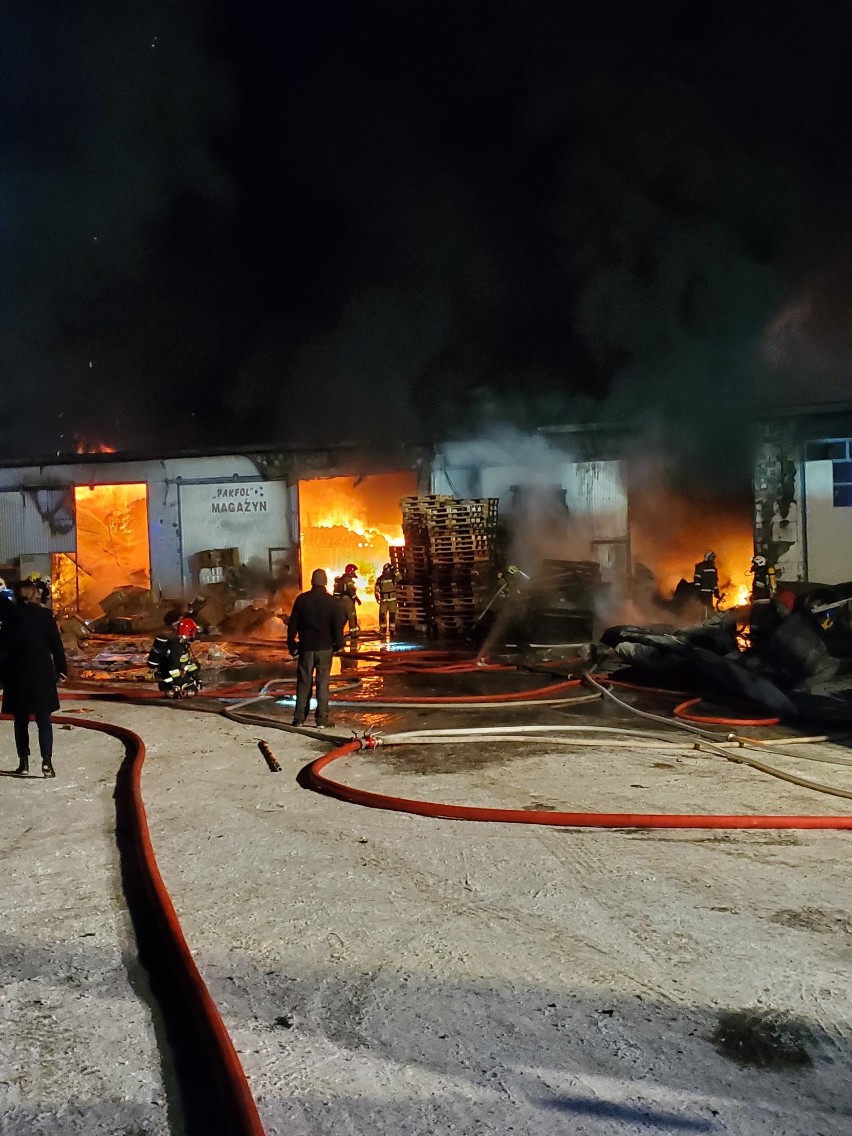 Podhale. Pożar magazynów w Szaflarach. Gęsty dym i płomienie [ZDJĘCIA]