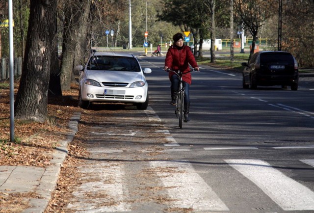 Jednym z ulubionych "parkingów" dla samochodów są pasy dla rowerzystów namalowane na ul. Kalinowszczyzna