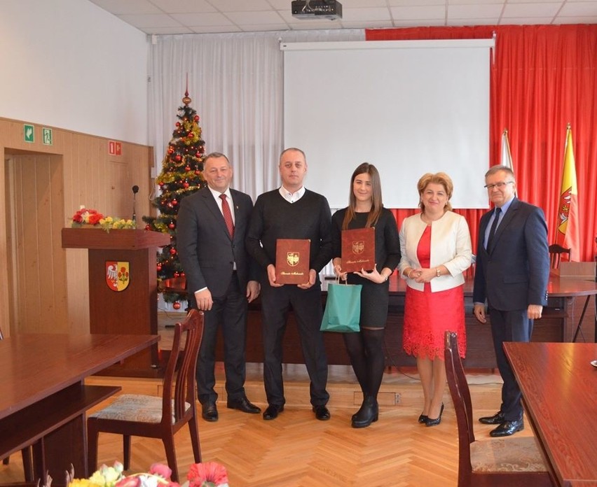 Maków Maz. Starosta wręczył listy gratulacyjne stypendystom Prezesa Rady Ministrów