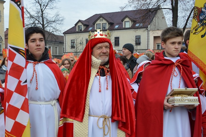 Orszak Trzech Króli 2020 Skawina. Siódmy raz na skawińskim Rynku w Święto Trzech Króli spotkały się orszaki i licznie przybyli mieszkańcy.