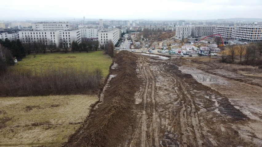 Kraków. Budują linię tramwajową do Górki Narodowej. Nowa trasa powstaje między blokami. Zmiany na ulicy Bociana [ZDJĘCIA] 5.03.2021