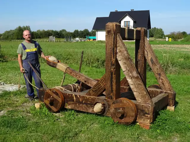 Katapultę i trebusz dla Strzelec zbudował Piotr Mroczka, cieśla z Podkarpacia. Obie machiny oficjalnie przekaże miastu 26 września.