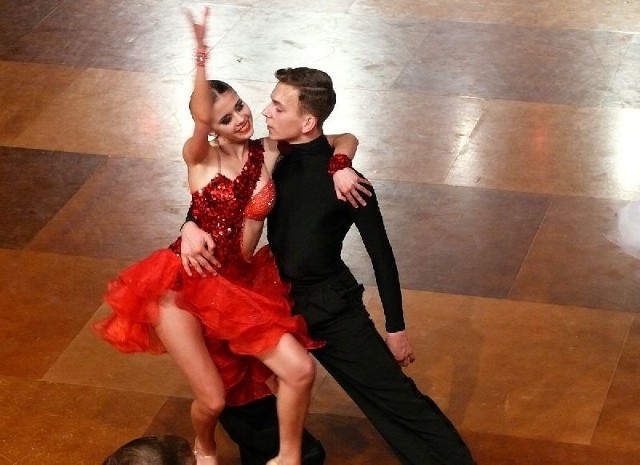 Faustyna Dąchór i Michał Czachor z tarnobrzeskiego klubu "Samba&#8221; w finale klasy "A&#8221; stylu "Latin&#8221;.