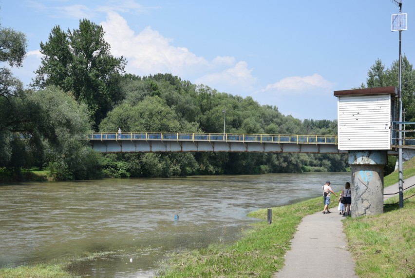 Deszcz dał o sobie zapomnieć tylko na trzy dni, a wody w rzekach Małopolski zachodniej nie ubyło [ZDJĘCIA]