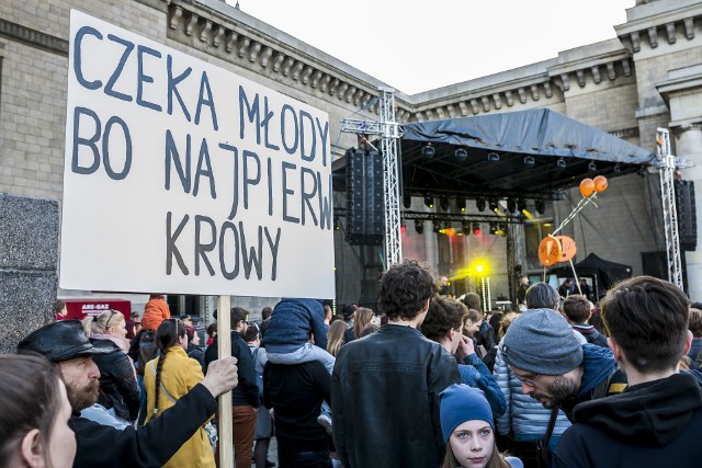 Strajk nauczycieli 2019. Warszawa: Artyści dla nauczycieli [ZDJĘCIA] Tłumy warszawiaków na koncercie poparcia dla strajkujących nauczycieli