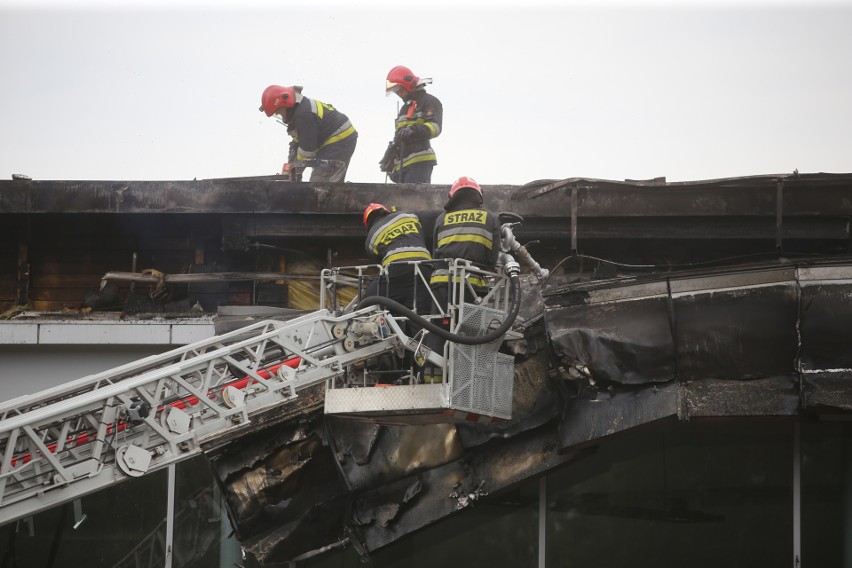 Pożar salonu Forda w Mysłowicach. Płonęło 800 m kw dachu. Co z samochodami? ZDJĘCIA 