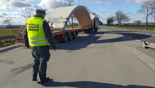 Zestaw przewożący betonowy element był za ciężki i za długi. Przewóz wykonywany był niezgodnie z okazanym zezwoleniem. Nieprawidłowości stwierdzili inspektorzy kujawsko-pomorskiej Inspekcji Transportu Drogowego. Przewoźnikowi grozi teraz kara finansowa.