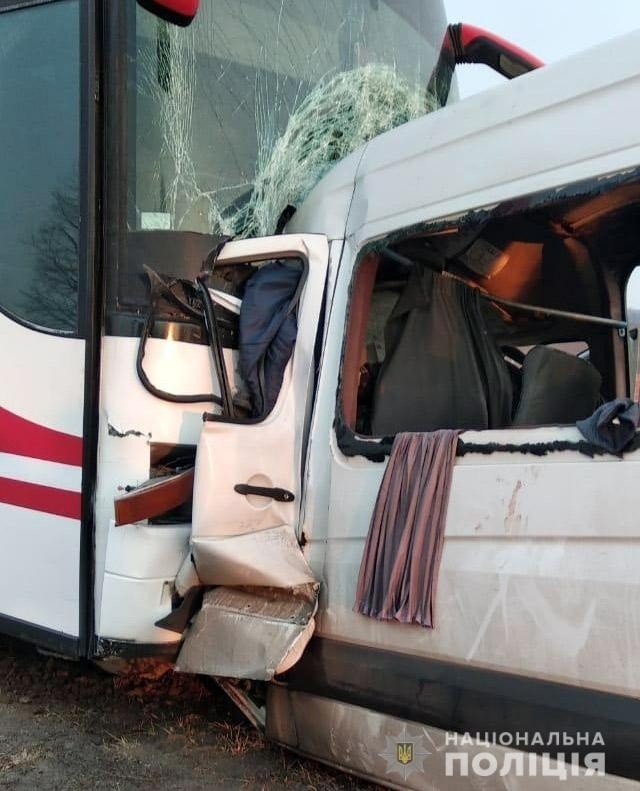 Kierowca i pasażer autobusu nie odnieśli poważnych obrażeń