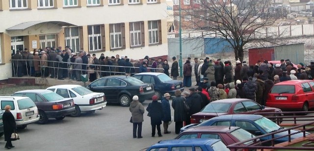 Taka kolejka przed Polikliniką przy ulicy Orląt Lwowskich w Radomiu ustawia się raz w miesiącu. Pacjenci chcą zapisać się do najbardziej obleganych specjalistów, ale tylko nielicznym się to udaje.