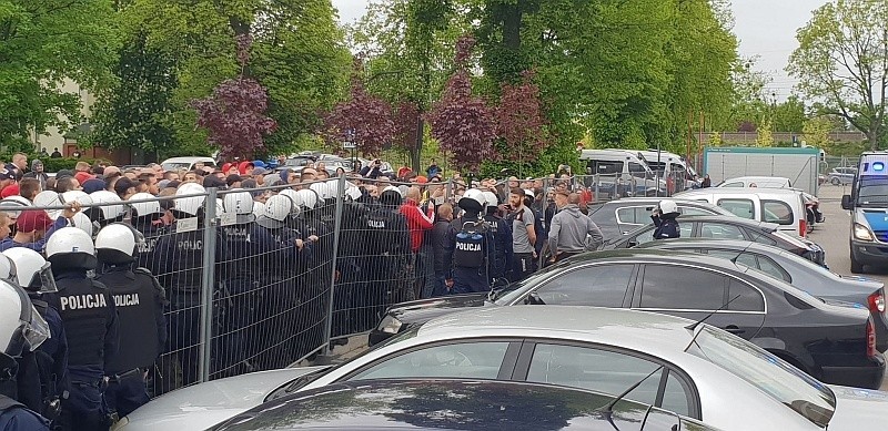 Kibice Widzewa nie wytrzymali. Przyszli pod stadion, by...