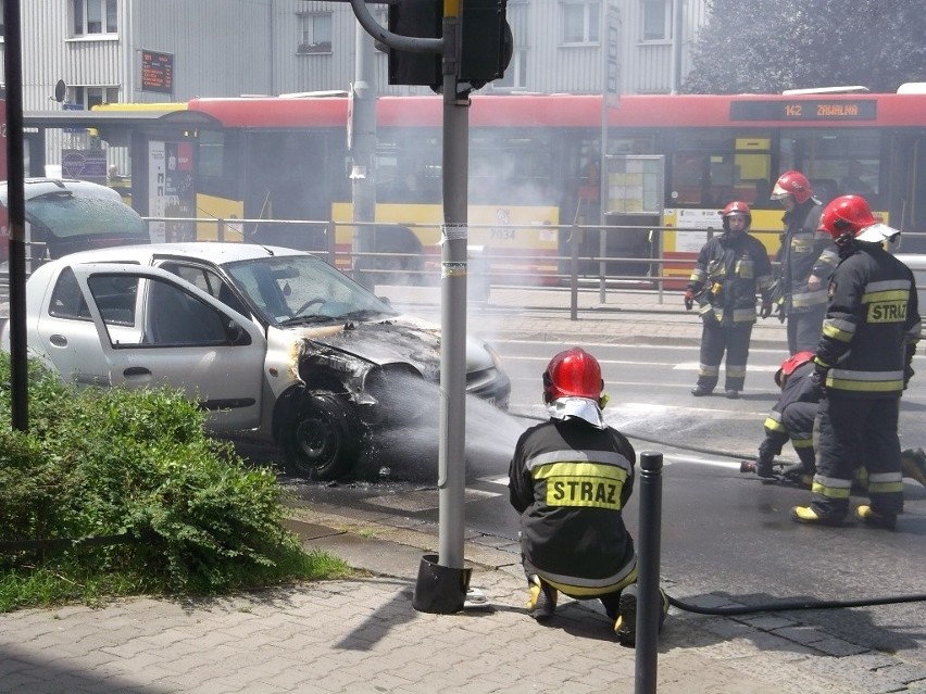 Wrocław: Auto w płomieniach na skrzyżowaniu Pomorskiej i Dubois (FILM, ZDJĘCIA)