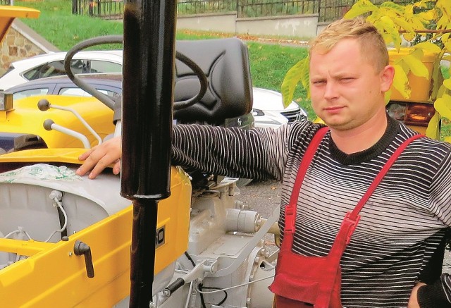 - Przygotowanie ciągnika zacznijmy od wymiany paliwa - mówi Mateusz Skrzypczyk.
