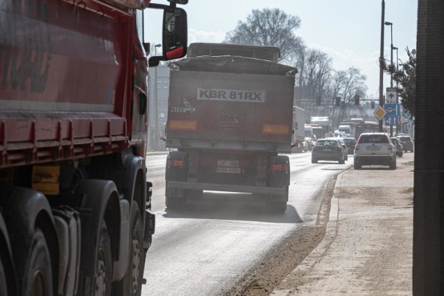 Trwają prace związane z rozbudową al. 29 Listopada. Na razie prowadzono roboty przygotowawcze, m.in. wyburzenia, a okoliczni mieszkańcy już na tym etapie narzekają na brud, pył i błoto.