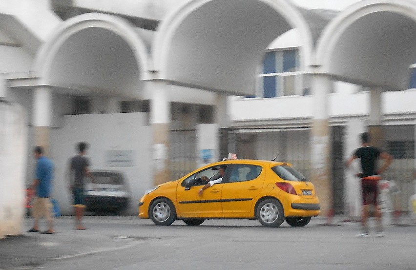 Taksówki w Tunisie mają kolor żółty i w porównaniu z...