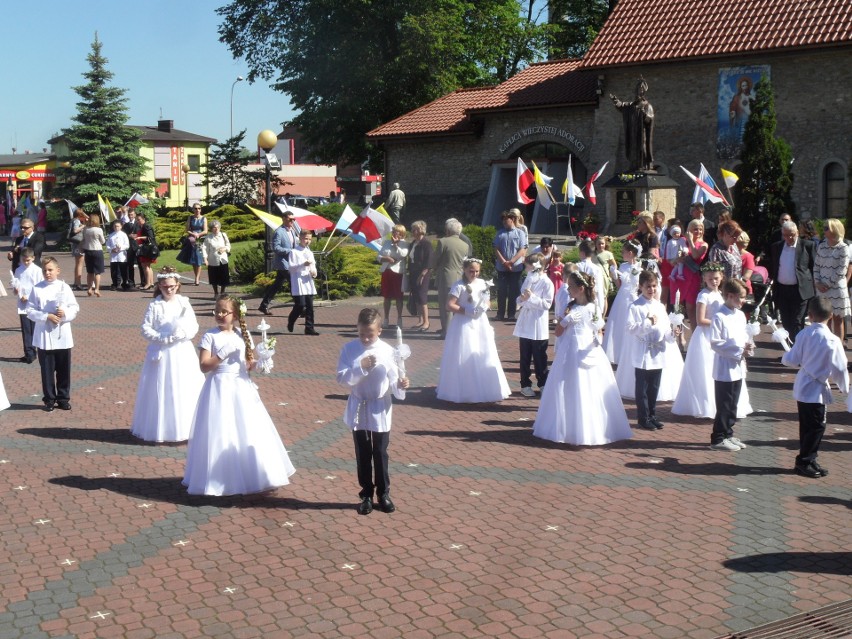 Pierwsza komunia święta w parafii Nawiedzenia NMP w...