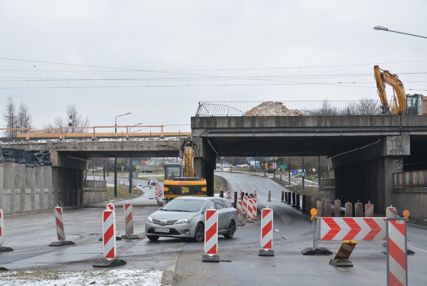 Diamentowa zmienia jezdnię. Bo kolej chce dokończyć burzenie wiaduktu