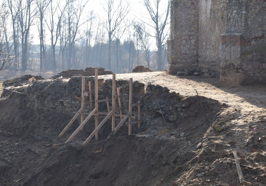 Trwa modernizacja części murów siewierskiego zamku