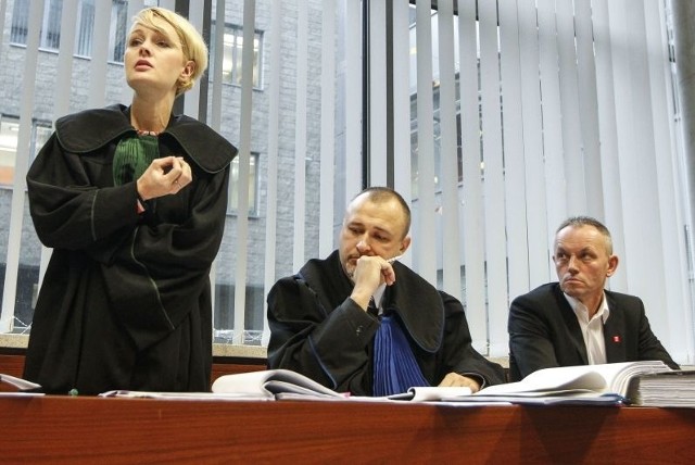 Sprawa ma charakter polityczny &#8211; wskazywała adwokat Marta Lech. W środku Damian Krok, z prawej Marek Hławko, wiceprezes podkarpackiego ZPN-u.
