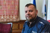 Policjant z Sopotu uratował trójkę topiących się w Gdańsku dzieci. Rafał Dąbrowski został nagrodzony przez prezydenta Sopotu 