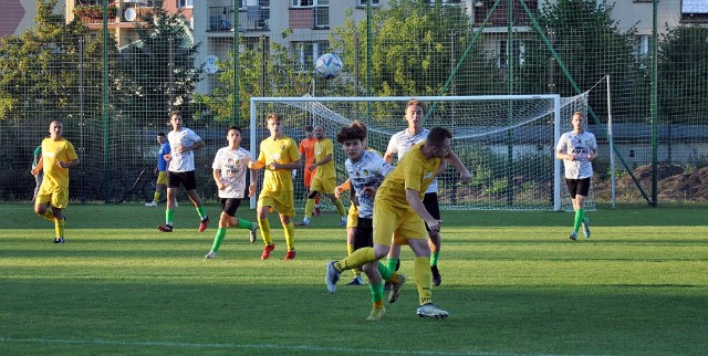 Rezerwy Stali Stalowa Wola (na biało) grały w środę mecz o ligowe punkty z Transdźwigiem Stale.