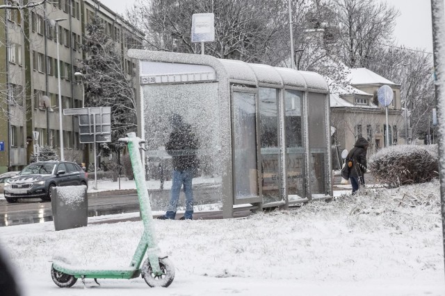 Nad Polskę zacznie napływać chłodne powietrze pochodzenia arktycznego i będzie padać deszcz ze śniegiem i śnieg. Zdjęcie ilustracyjne
