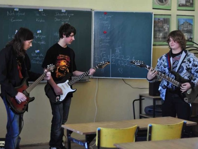 Gimnazjum numer 1 w Tarnobrzegu otrzymało tytuł Szkoła Odkrywców Talentów między innymi za organizowanie zajęć kółka muzycznego.