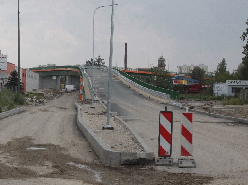 Budowa wiaduktu na ulicy Młodzianowskiej w Radomiu. Wiadukt stoi gotowy, kończą budować drogi